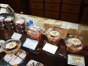 店頭にならぶ金山寺味噌