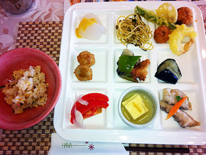 施設内レストランのランチバンキングは野菜中心の健康的メニューです
