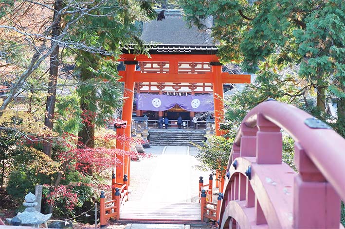 <p><strong>絶景撮影ポイント！</strong></p>
<p>この写真のように、輪橋の真ん中ぐらいから楼門に向かって撮影すると、丹生都比売神社の2つ目の中鳥居と楼門と輪橋、そして秋頃なら周りの紅葉も映るので、より素敵な写真になります。</p>
<p> </p>
<p> </p>
