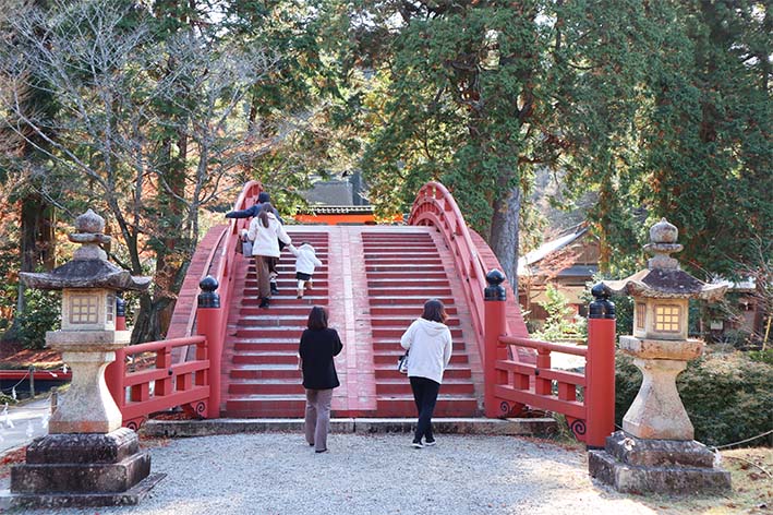 <p><strong>輪橋</strong></p>
<p><strong>この神社の輪橋は、神様のおかげを頂くために、参拝者も渡ることができるようになっています</strong>。半円形に沿った形が別名「太鼓橋」の由来になっています。輪橋の真ん中は人が通らないように階段ではなく傾斜になっています。理由は、真ん中は神様が通る道とされているからです。また、<strong>冬の雪の降る季節や地面が凍る時期は輪橋が渡れなくなりますので、天候にはご注意を！</strong></p>
