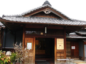 <p>建物外観</p>
