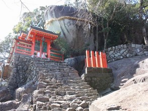 <p>神倉神社と御神体のゴトビキ岩</p>
