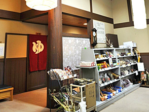 <p>キャンプ用品等を購入できる売店もあります</p>
