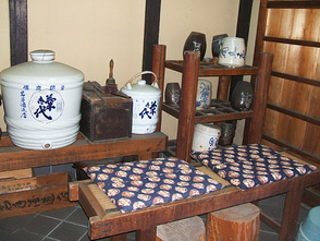 <p>展示されている酒瓶</p>
