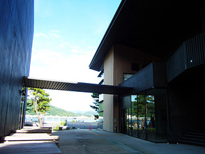 <p>多目的ホールとエントランスラウンジ</p>
