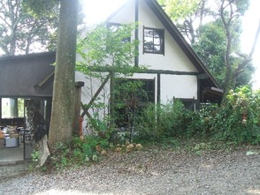 <p>森の中にある体験場所です。<br />
ここからの眺望も最高です！静かな雰囲気に癒されて下さい・・・。</p>
