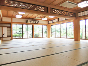 <p>広々とした本堂の中の間</p>
