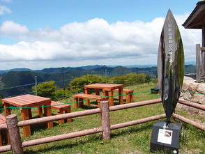 <p>「和歌山県の朝日・夕日百選」に選ばれており、山々の向こうに紀淡海峡や淡路島、遠くは四国を望む風景が茜色に染める夕日は絶景</p>
