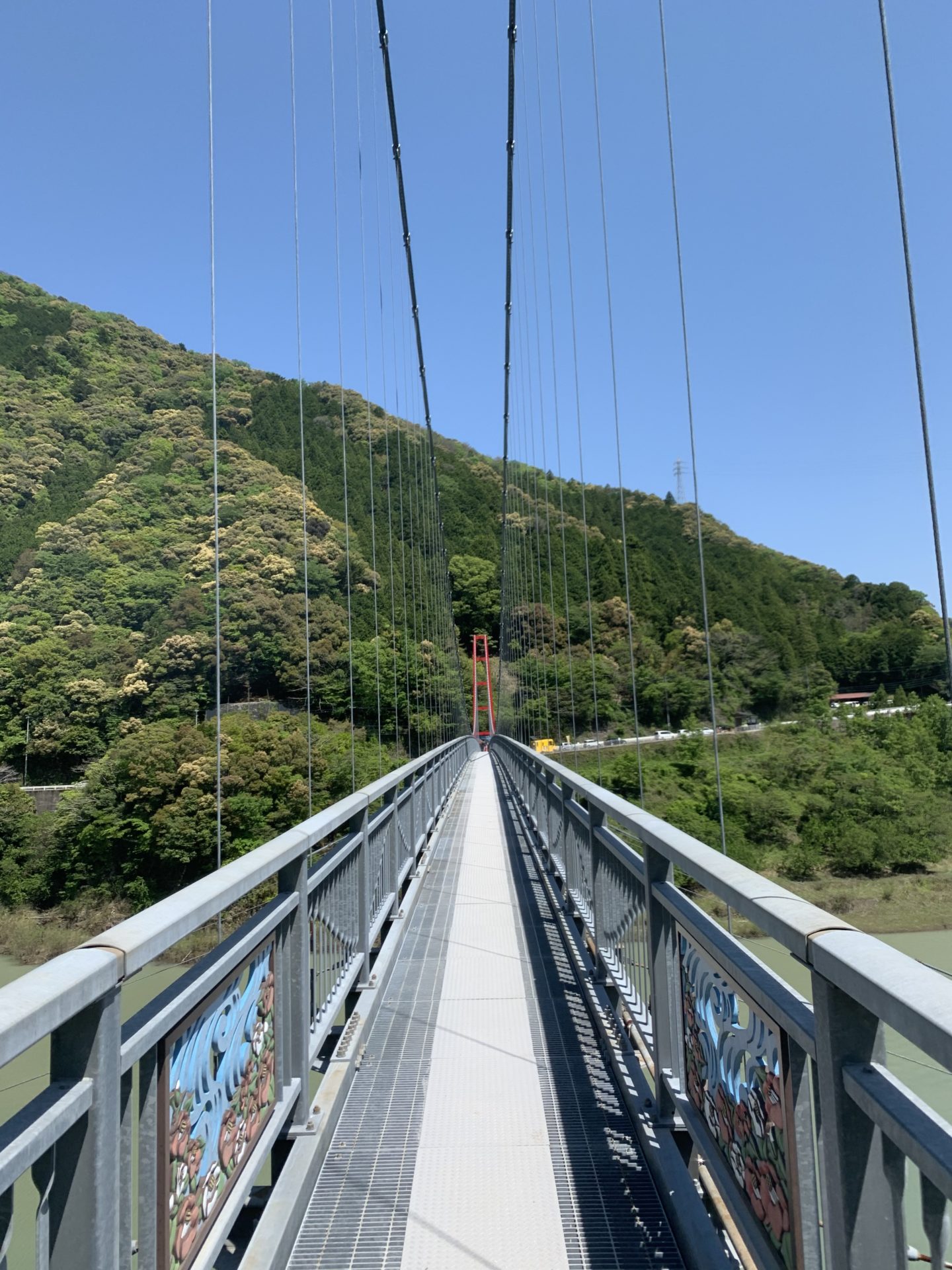 <p>橋はしっかりと頑丈なので安心です。</p>
