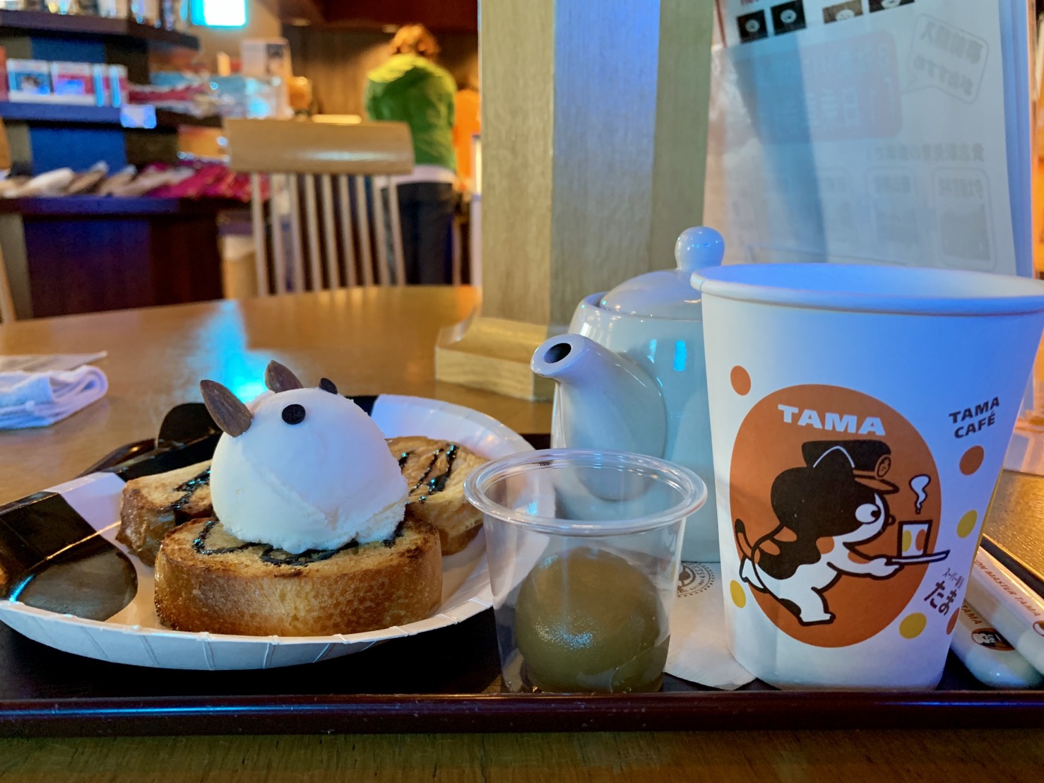 <p>駅構内にはたまカフェ＆たまショップがあります。</p>
